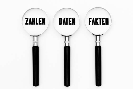 Foto: Lupen mit Schriftzug Zahlen, Daten und Fakten darunter